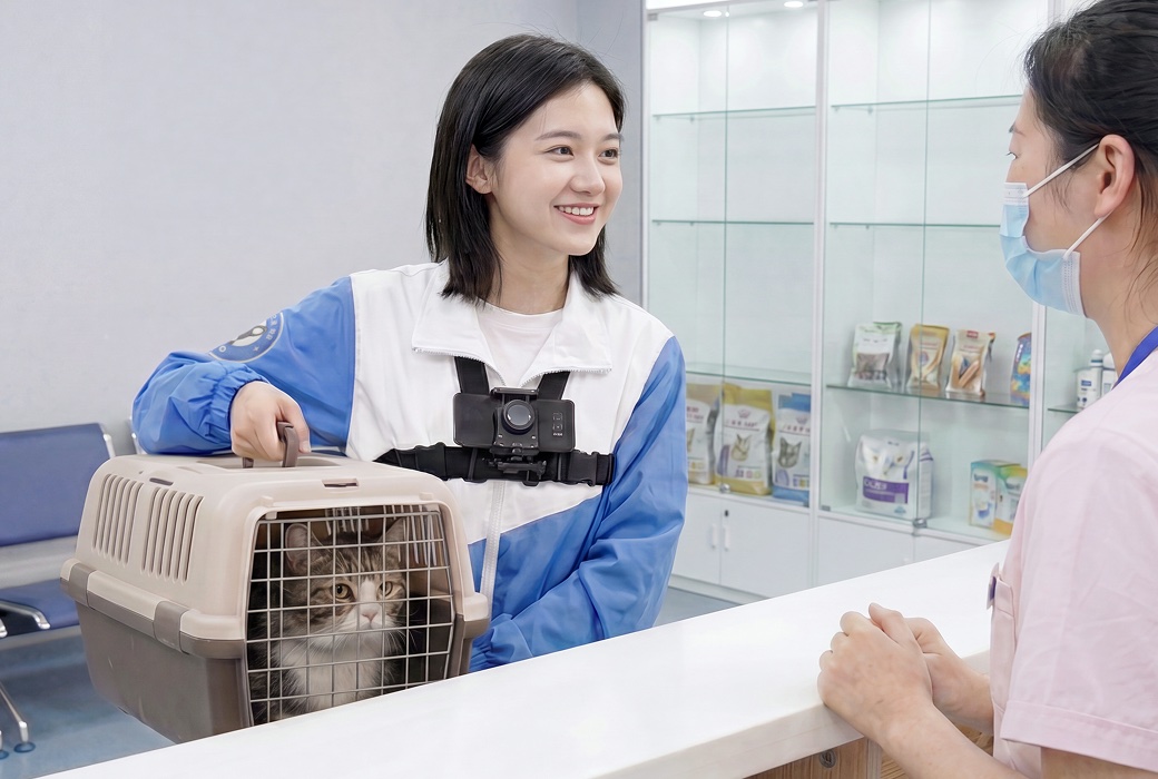 이동장에 담긴 반려동물과 함께 병원에 방문한 와요 펫시터